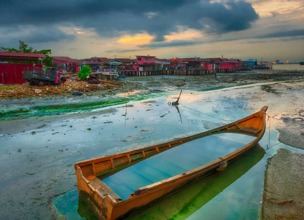 Zonsopgang bij Penang. Boot op de voorgrond, Maleisië — Stockfoto