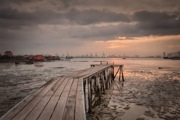 Východ slunce v Penangu. Yeoh mola v popředí, Malajsie. — Stock fotografie