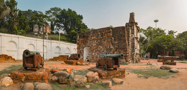 Malezya, Malacca 'daki Famosa Kalesi' nin hayatta kalan kapısı. Panora — Stok fotoğraf