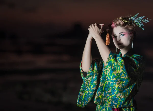 Европейка в гейша-кимоно — стоковое фото