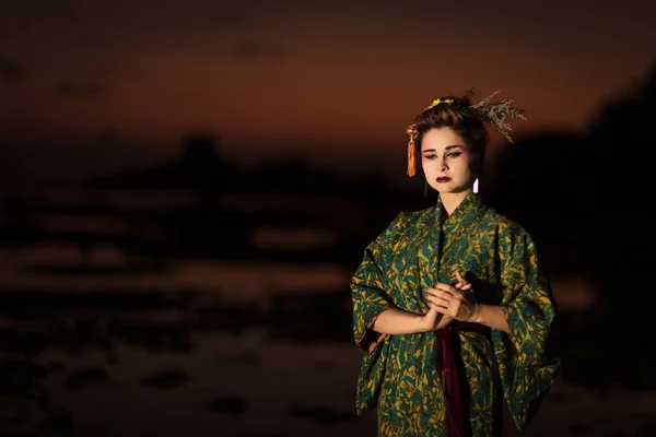 Mulher europeia em Geisha kimono — Fotografia de Stock