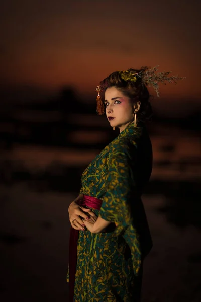 Femme européenne en Geisha kimono — Photo