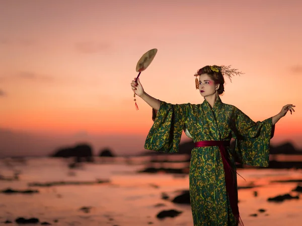 Mulher europeia em Geisha kimono — Fotografia de Stock