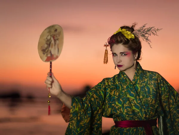 Femme européenne en Geisha kimono — Photo