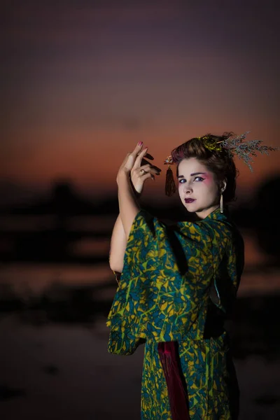Mulher europeia em Geisha kimono — Fotografia de Stock