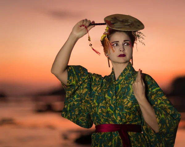 Európai nő gésa kimonóban — Stock Fotó