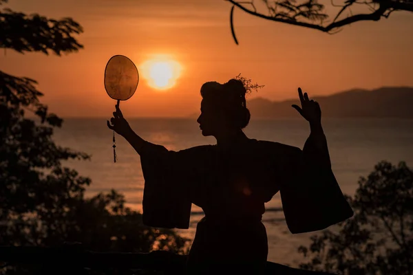 Silhouette of Japanese Geisha in kimono with fan — Stock Photo, Image