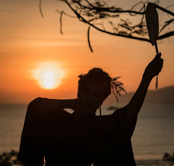 Silhouet van Japanse Geisha in kimono met ventilator — Stockfoto