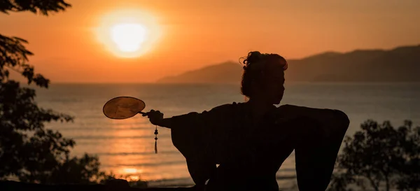 Silhouet van Japanse Geisha in kimono met ventilator — Stockfoto