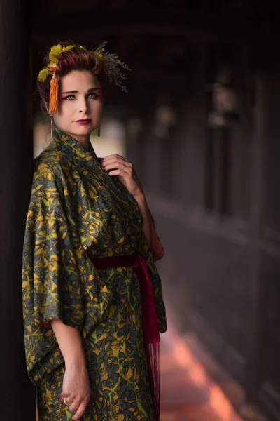 Beautiful woman in Geisha kimono — Stok fotoğraf