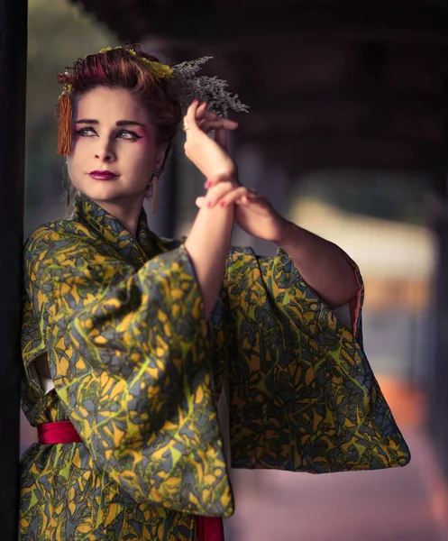 Mulher bonita em Geisha kimono — Fotografia de Stock