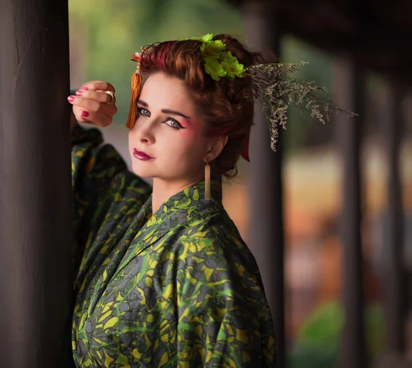 Красивая женщина в гейша кимоно — стоковое фото