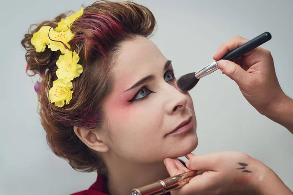 Retrato Una Hermosa Mujer Salón Belleza Maquillaje Artista Aplica Polvo — Foto de Stock