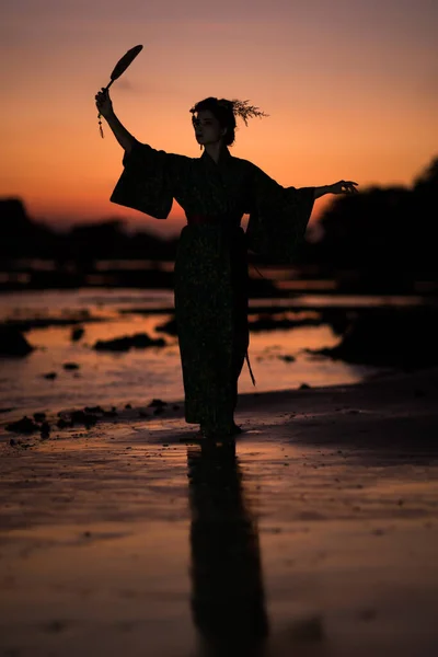 Silhuett Japansk Geisha Kimono Med Fläkt Vid Soluppgången — Stockfoto