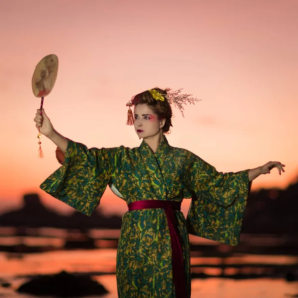 Fint Konstporträtt Europeisk Kvinna Japansk Geisha Stil Bär Kimono — Stockfoto