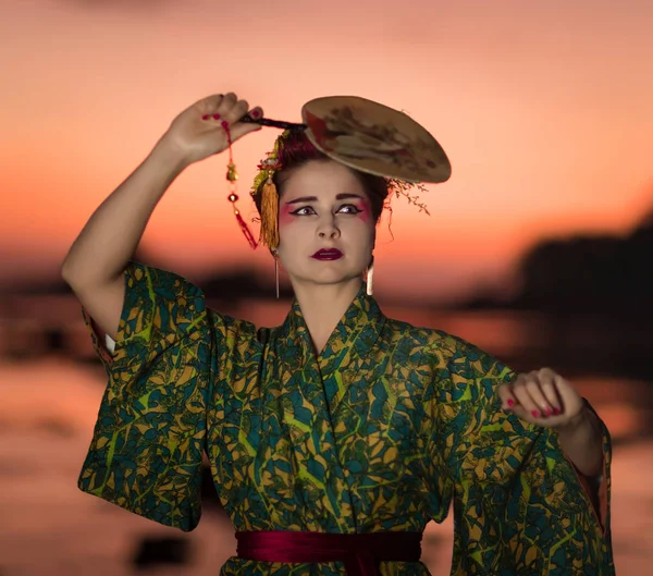 Japon Geyşa Tarzı Kimono Giyen Avrupalı Bir Kadının Güzel Sanat — Stok fotoğraf