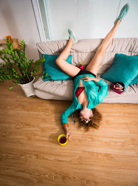 Retrato Estilo Moda Uma Mulher Bonita Sofá Caído Pose Estranha — Fotografia de Stock