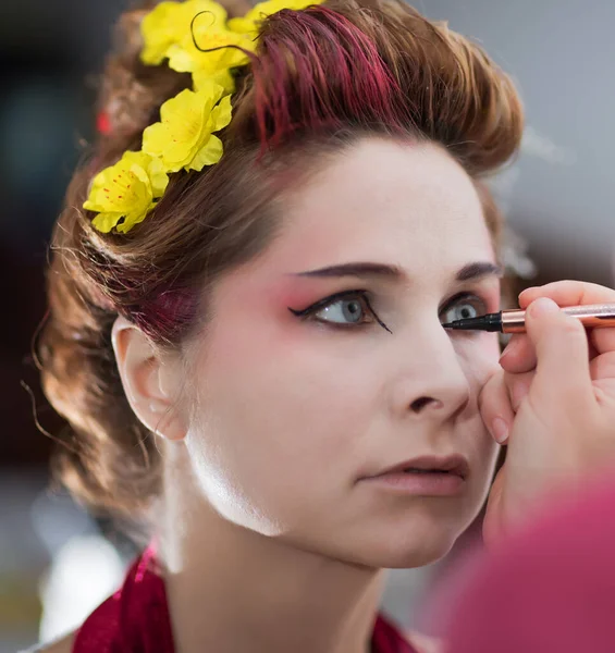 Retrato Una Hermosa Mujer Salón Belleza Maquillaje Artista Aplica Delineador —  Fotos de Stock