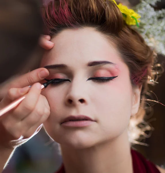 Portret Van Een Mooie Vrouw Een Schoonheidssalon Make Kunstenaar Brengt — Stockfoto