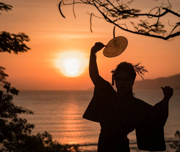 Silhouet Van Japanse Geisha Kimono Met Ventilator Bij Zonsopgang — Stockfoto