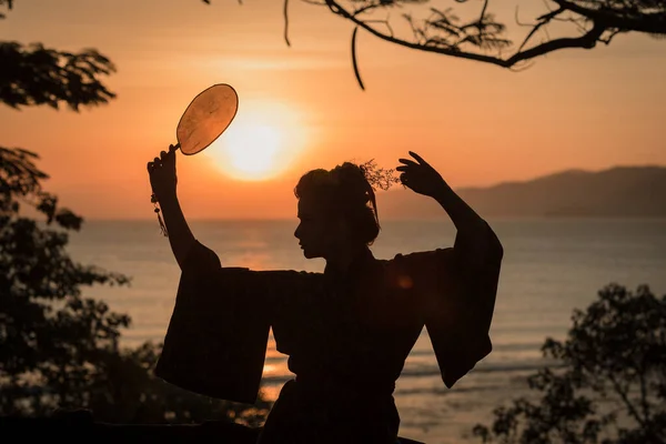 Silueta Geisha Japonesa Kimono Con Abanico Amanecer — Foto de Stock