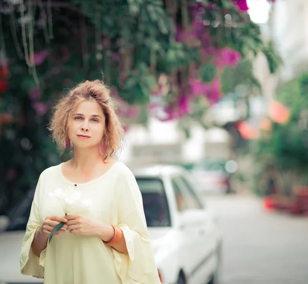 花を持つ美しい女性の屋外肖像画 — ストック写真