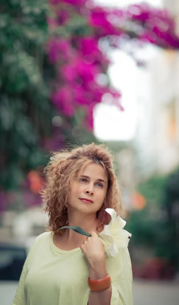 花を持つ美しい女性の屋外肖像画 — ストック写真