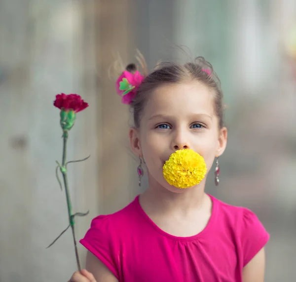 Retrato Livre Uma Menina Bonita Com Flor — Fotografia de Stock