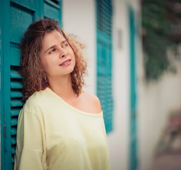 Portrait Extérieur Une Belle Femme Près Fenêtre Rideau — Photo