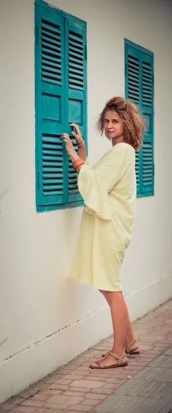 Зовнішній Портрет Красивої Жінки Біля Вікна Затвора — стокове фото