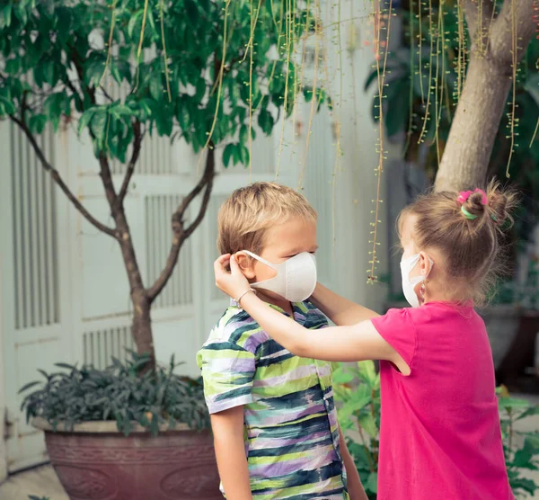 Hombre Con Mascarilla Facial Desechable Para Evitar Infección Viral Protección —  Fotos de Stock