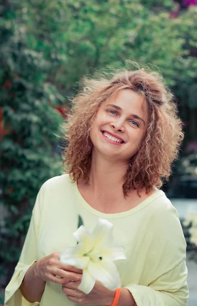 Retrato Livre Uma Bela Mulher Sorrindo Conceito Emoção Positiva — Fotografia de Stock