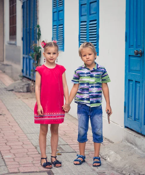 Дети Идут Улице Рядом Затвором Синее Окно — стоковое фото