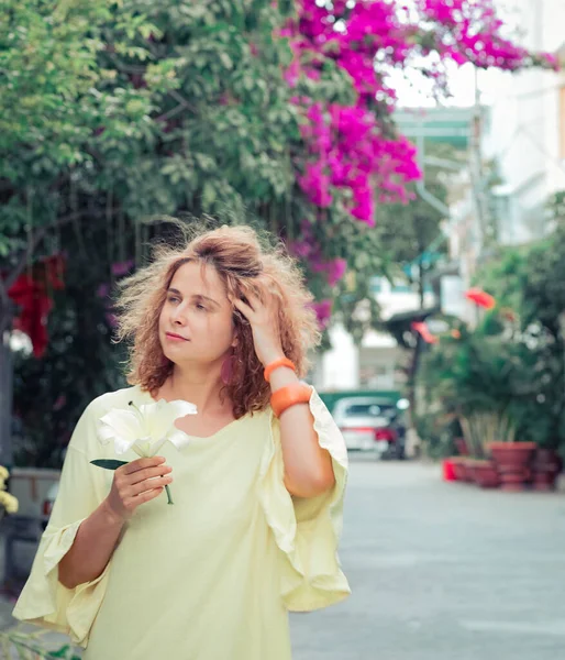 Retrato Aire Libre Una Hermosa Mujer Sonriendo Concepto Emoción Positiva —  Fotos de Stock