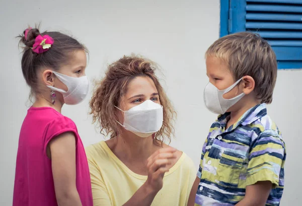 Keluarga Mengenakan Masker Sekali Pakai Untuk Menghindari Infeksi Virus Perlindungan — Stok Foto