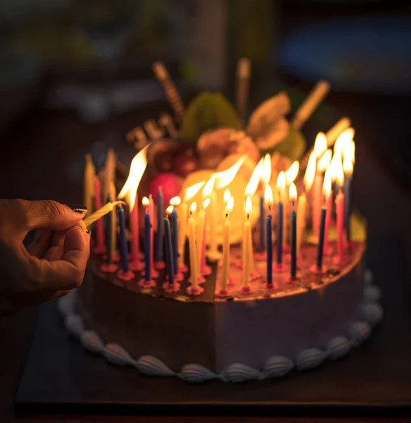 Tarta Cumpleaños Con Velas Oscuridad —  Fotos de Stock