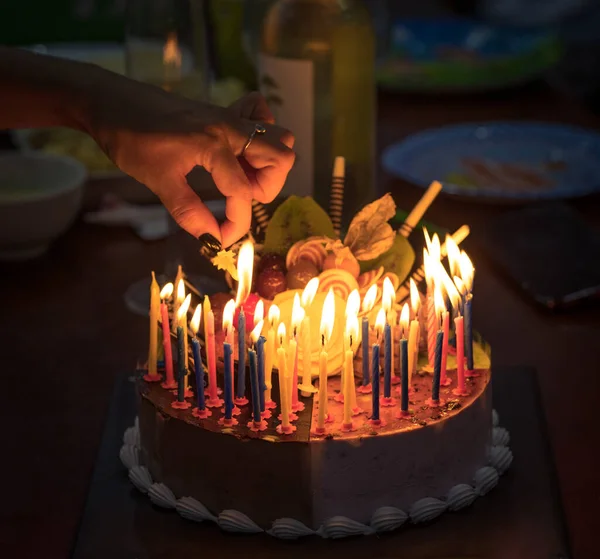 Tort Urodzinowy Świeczkami Ciemności — Zdjęcie stockowe