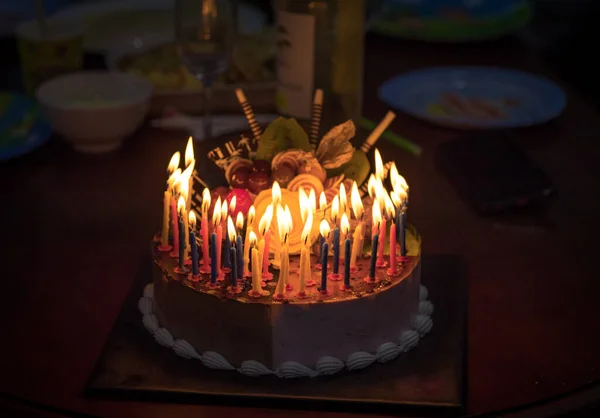 Bolo Aniversário Com Velas Escuro — Fotografia de Stock