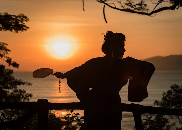 Silueta Japonské Gejši Kimonu Vějířem Při Východu Slunce — Stock fotografie