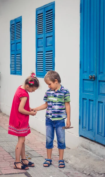 Enfants Marchant Dans Rue Côté Une Fenêtre Bleu Obstruant — Photo