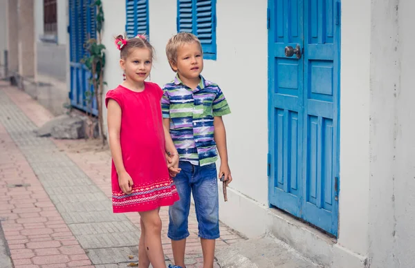 Enfants Marchant Dans Rue Côté Une Fenêtre Bleu Obstruant — Photo