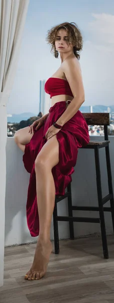 Retrato Estilo Moda Uma Mulher Bonita Vermelho Uma Varanda — Fotografia de Stock