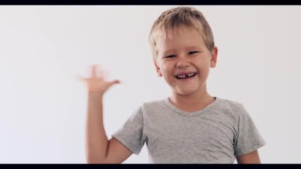 Chłopiec Macha Ręką Uśmiecha Się — Wideo stockowe