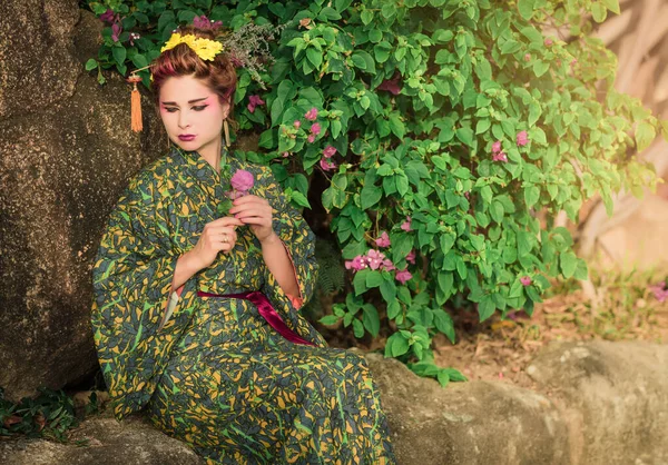 Retrato Arte Mulher Bonita Estilo Gueixa Japonês Vestindo Quimono — Fotografia de Stock