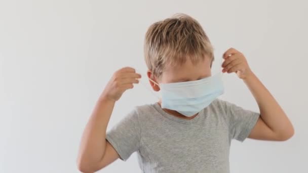 Jongen Draagt Gezichtsmasker Virale Infectie Voorkomen Stop Het Coronavirus — Stockvideo