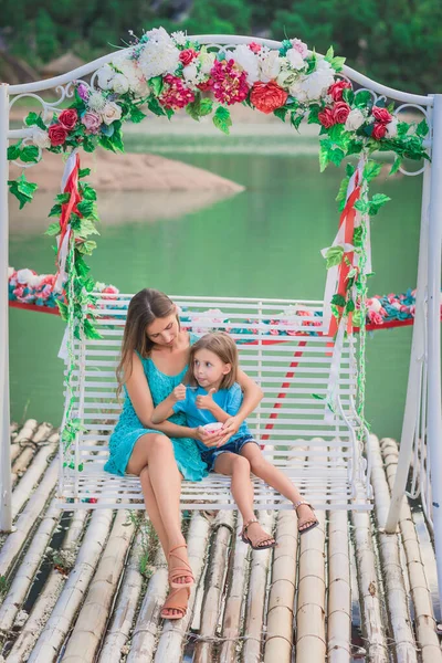 Güzel Mutlu Bir Ailenin Açık Hava Portresi Anne Kızı Birlikte — Stok fotoğraf
