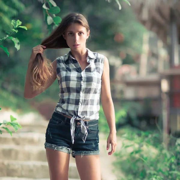 Modeportret Van Een Mooie Vrouw Buiten Natuurlijke Schoonheid — Stockfoto