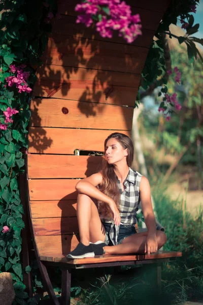 Modeportret Van Een Mooie Vrouw Buiten Natuurlijke Schoonheid — Stockfoto