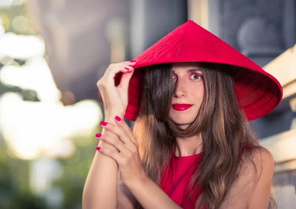 Μόδα Πορτρέτο Μιας Όμορφης Γυναίκας Κόκκινο Κωνικό Καπέλο Εξωτερική — Φωτογραφία Αρχείου