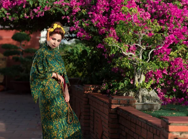 Retrato Arte Mulher Bonita Estilo Gueixa Japonês Vestindo Quimono Jardim — Fotografia de Stock